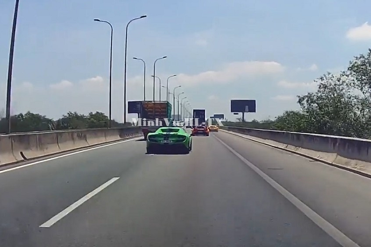 Cụ thể, chiếc siêu xe Ferrari 488 GTB này cùng 1 đoàn siêu xe sau khi vượt xe ôtô gắn camera hành trình ghi lại vụ việc đã chạy vào làn khẩn cấp, sau đó, xe dừng lại ở đây và bốc khói. Có vẻ như khói bốc ra từ 2 hốc hút gió bên hông xe. Ngay sau khi nhận thấy 1 thành viên trong đoàn của mình xảy ra sự cố, các xe còn lại nhanh chóng tấp vào làn đường khẩn cấp.