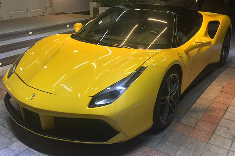 Siêu xe Ferrari 488 GTB đang di chuyển trên cao tốc thì bất ngờ bốc khói được trang bị động cơ V8, tăng áp kép, dung tích 3.9 lít của xe, "trái tim" này sản sinh ra công suất tối đa 661 mã lực tại vòng tua 8.000 vòng/phút và mô-men xoắn cực đại đạt 760 Nm tại vòng tua 3.000 vòng/phút.