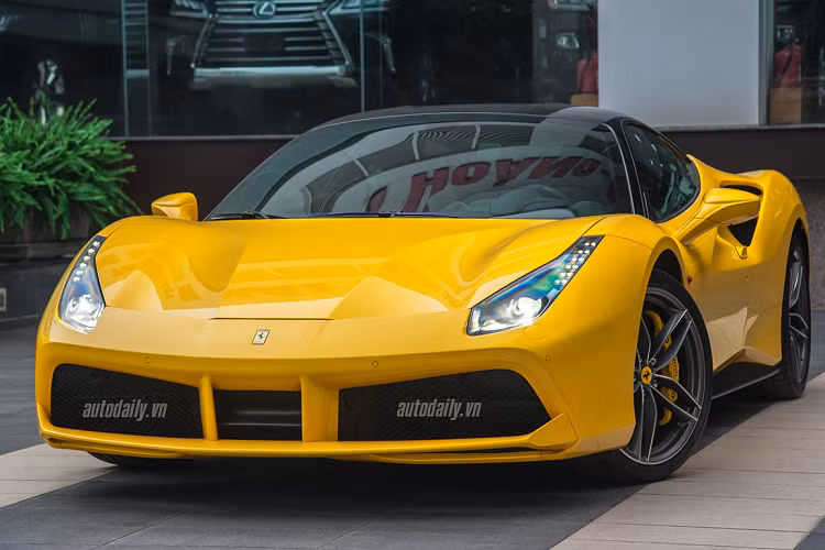 Đáng chú ý có bình luận còn so sánh siêu xe Ferrari 488 GTB với Toyota Vios nhận được nhiều sự tương tác "Mấy chiếc này để diễn thôi làm gì có cửa với Vios. Vios đồng hồ lên đến 300k (300.000) km vẫn chạy tốt chứ mấy con này chạy tới số km đó chỉ còn đống sắt".