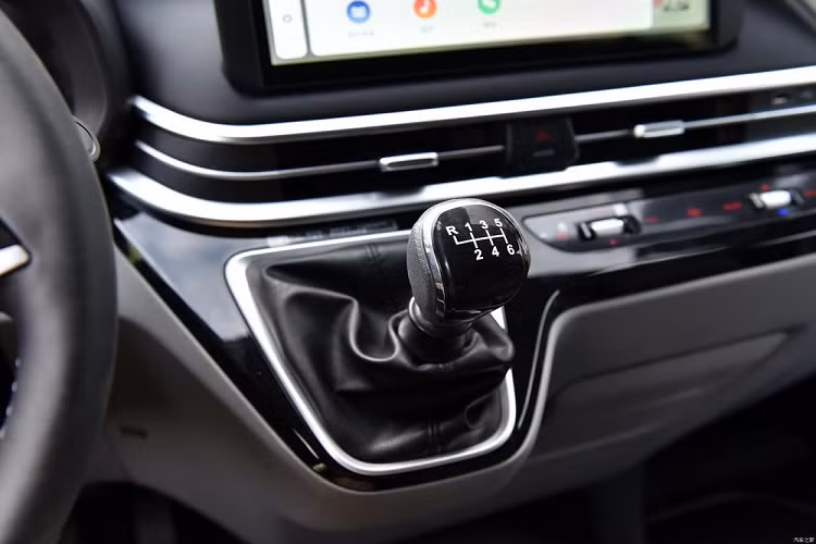 Về sức mạnh, Iveco Fidato sẽ được trang bị động cơ diesel hiệu suất cao SAIC π2.0T, áp dụng công nghệ tăng áp tiết diện biến thiên VGT, cho công suất tối đa 150 mã lực và mô-men xoắn cực đại 375 Nm.