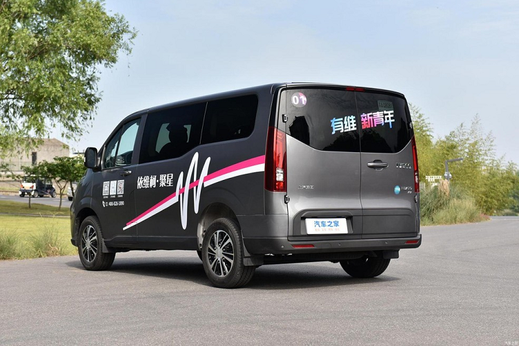 Xe còn được trang bị tiêu chuẩn đèn pha LED cảm ứng tự động và có hệ thống tương tác Eye-light, cho phép xe tự động chuyển đổi và điều chỉnh phạm vi chiếu sáng theo thời tiết và các điều kiện khác. Bên hông Iveco Fidato thế hệ mới sử dụng cửa sổ bên toàn cảnh màn hình khổng lồ và được trang bị cửa trượt bên ở bên phải thân xe.