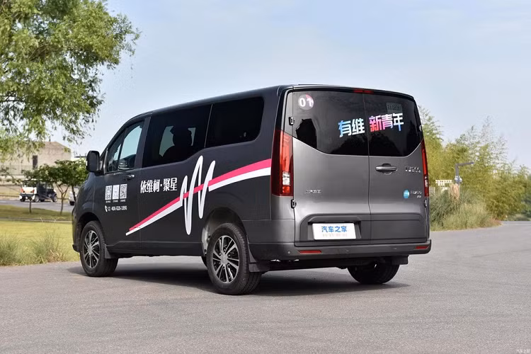 Xe còn được trang bị tiêu chuẩn đèn pha LED cảm ứng tự động và có hệ thống tương tác Eye-light, cho phép xe tự động chuyển đổi và điều chỉnh phạm vi chiếu sáng theo thời tiết và các điều kiện khác. Bên hông Iveco Fidato thế hệ mới sử dụng cửa sổ bên toàn cảnh màn hình khổng lồ và được trang bị cửa trượt bên ở bên phải thân xe.