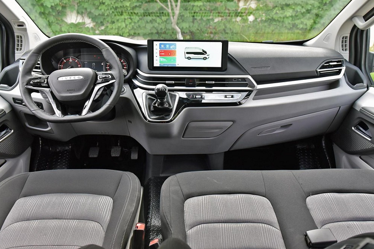 Về nội thất, Iveco Fidato mới áp dụng cách phối màu với phần trên mang tông tối và phần dưới sáng, đồng thời trang bị vô-lăng đáy phẳng đa chức năng. 