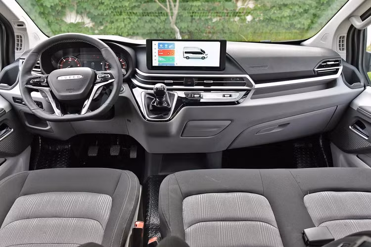 Về nội thất, Iveco Fidato mới áp dụng cách phối màu với phần trên mang tông tối và phần dưới sáng, đồng thời trang bị vô-lăng đáy phẳng đa chức năng. 