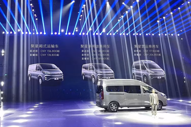 Mức giá xe Iveco Fidato 2023 sẽ bán ra thấp nhất là 136.800 nhân dân tệ, (tương đương 455 triệu đồng) và cao nhất lên đến trên 206.800 nhân dân tệ (tương đương 688 triệu đồng). Iveco Fidato được sản xuất bởi Nanjing-Iveco, một phần còn lại của Nanjing-Fiat, công ty đã từng sản xuất Perla, phiên bản phóng to của Siena cũ.