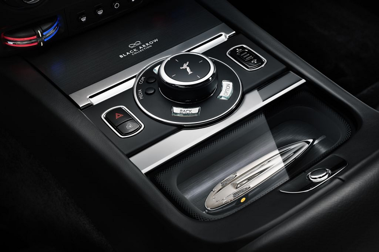 Kỹ thuật Bespoke độc quyền này cũng mang đến cho thân xe một kết cấu tinh tế, lấy cảm hứng từ bề mặt sần sùi của Bonneville Salt Flats: lớp sơn mài bên trên có độ bóng cao, được đánh bóng trong hơn 12 giờ để đạt được lớp hoàn thiện giống như thủy tinh.