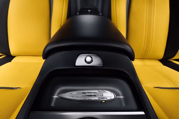 Gam màu vàng sáng tiếp tục được sử dụng cho phần chân đế của bức tượng Spirit of Ecstasy làm từ sợi carbon nhiều lớp, với sự kết hợp của chi tiết vòng màu Vàng sáng và phần chữ khắc tên Bộ sưu tập.