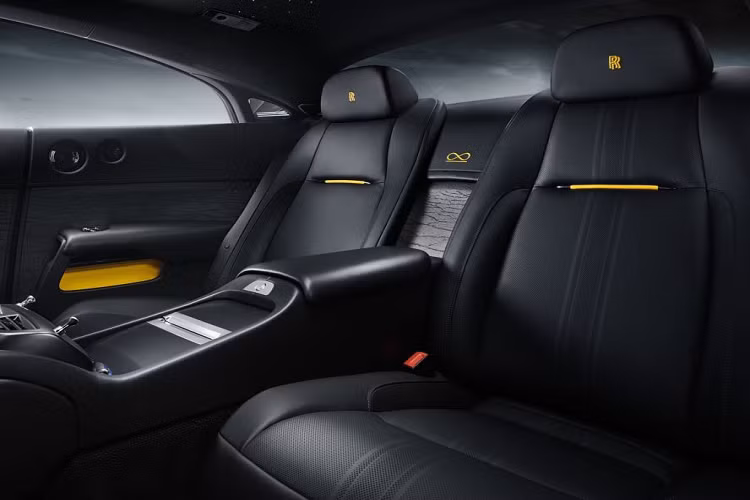 Lớp hoàn thiện Bespoke độc quyền của Black Badge Wraith Black Arrow nổi bật với hiệu ứng chuyển màu giữa hai tông Bạc Celebration Silver và Kim cương Đen. Một lớp sơn 'Pha lê', chứa các bụi thuỷ tinh được phủ lên trên lớp sơn Kim cương đen để nhấn mạnh sự chuyển tiếp giữa hai màu, tạo hiệu ứng chuyển động mờ (motion blur) đầy ấn tượng kéo dài từ trước đến đuôi xe.