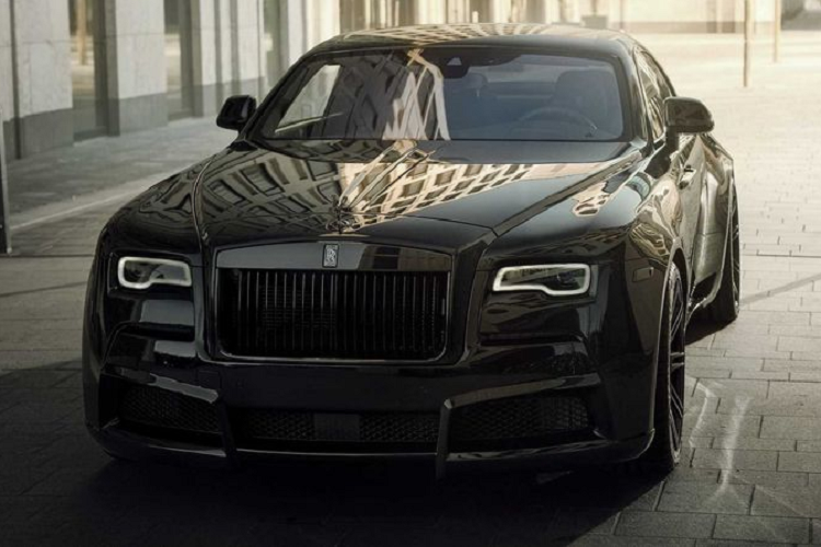 Được gia công từ một miếng kim loại đánh bóng, huy hiệu được khắc chữ lồng V12 màu Vàng tươi và khắc dòng chữ ‘Final Coupé Collection’ (Bộ sưu tập Coupé cuối cùng) màu Đen. Tất cả 12 chiếc xe ôtô trong Bộ sưu tập Black Badge Wraith Black Arrow của Rolls-Royce đã được bàn giao cho các khách hàng trên khắp thế giới.