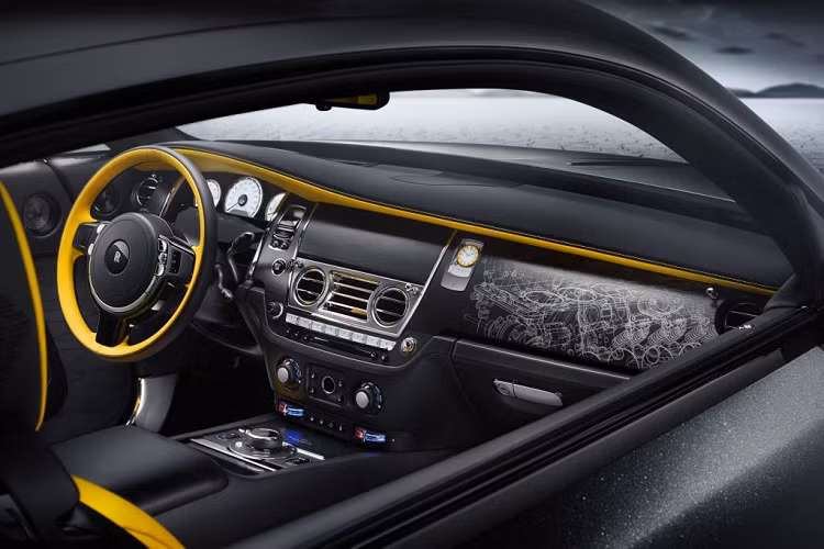 Giải pháp đơn giản nhưng tài tình của Eyston là sơn một mũi tên lớn màu đen ở hai bên hông xe, kết hợp với họa tiết vòng tròn màu vàng ở trung tâm, giúp chiếc xe có thể được nhìn rõ ngay cả khi ở tốc độ cao. Tất cả những chi tiết này đã trở thành nguồn cảm hứng cho Bộ sưu tập Black Badge Wraith Black Arrow ngày nay, bao gồm tên gọi và bối cảnh lịch sử độc đáo của nó.