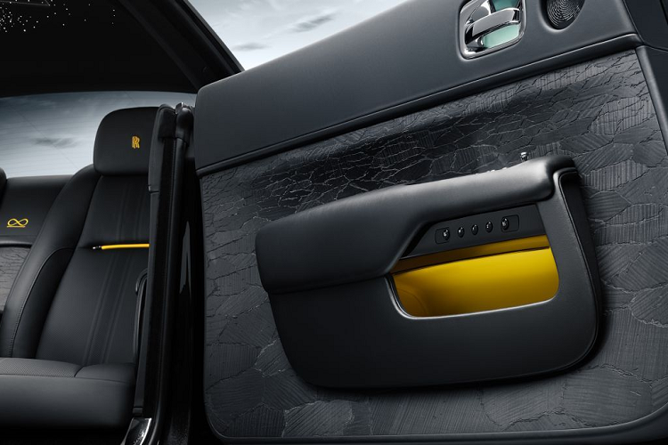 Để hiện thực hoá lớp hoàn thiện vô cùng đặc biệt này, thương hiệu đã phải tiến hành 18 tháng thử nghiệm và phát triển bề mặt trước khi các kỹ sư, thợ thủ công và nhà thiết kế trong Đội ngũ Bespoke Collective của thương hiệu đạt được kết quả phù hợp với tiêu chuẩn Rolls-Royce