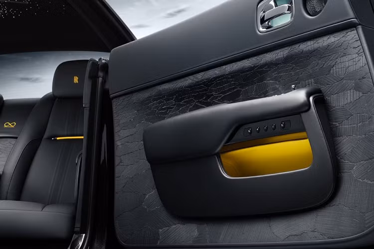 Để hiện thực hoá lớp hoàn thiện vô cùng đặc biệt này, thương hiệu đã phải tiến hành 18 tháng thử nghiệm và phát triển bề mặt trước khi các kỹ sư, thợ thủ công và nhà thiết kế trong Đội ngũ Bespoke Collective của thương hiệu đạt được kết quả phù hợp với tiêu chuẩn Rolls-Royce