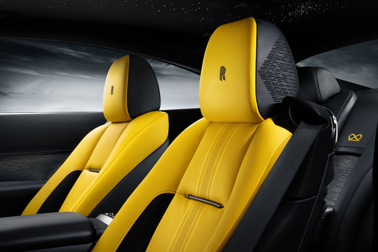 Lần đầu tiên trên một chiếc Rolls-Royce, thanh chống chữ V của Black Arrow, nằm phía sau lưới tản nhiệt và phía trước động cơ, cũng được sơn màu Vàng sáng, thu hút sự chú ý một cách tinh tế đến động cơ V12 phía sau viền lưới tản nhiệt mạ crôm tối màu của Black Badge.