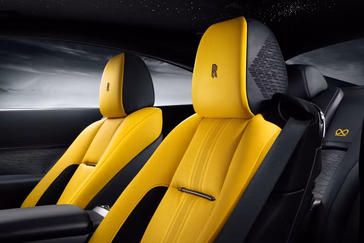 Lần đầu tiên trên một chiếc Rolls-Royce, thanh chống chữ V của Black Arrow, nằm phía sau lưới tản nhiệt và phía trước động cơ, cũng được sơn màu Vàng sáng, thu hút sự chú ý một cách tinh tế đến động cơ V12 phía sau viền lưới tản nhiệt mạ crôm tối màu của Black Badge.