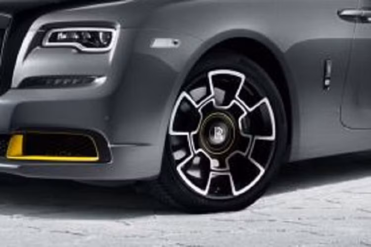 Lấy cảm hứng từ các thiết bị tín hiệu analogue thời những năm 1930, khung đồng hồ fascia gợi nhớ đến thiết kế đậm chất kỹ thuật, mộc mạc bên trong nội thất Thunderbolt. Các đầu kim được sơn màu đen, mô phỏng các mũi tên trên thân xe của chiếc xe nguyên bản; viền xung quanh được khắc cái tên 'Bonneville' huyền thoại và con số kỷ lục mà Thunderbolt đạt được: 357,497 dặm/giờ - tốc độ chưa từng có cho một chiếc xe động cơ V12.