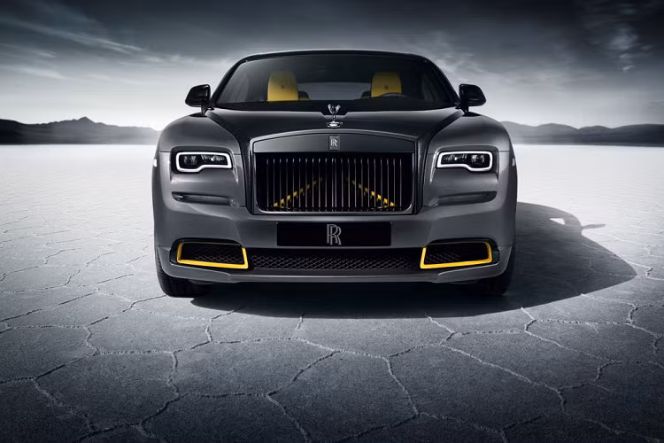 Ngay từ đầu, kiểu dáng 'fastback' ấn tượng của Rolls-Royce Wraith siêu sang đã báo hiệu cá tính đầy năng động của chiếc xe. Bản sắc đó đã được nâng tầm vào năm 2016, với sự ra đời của Wraith Black Badge: một biểu hiện mạnh mẽ, phá cách và thậm chí còn mạnh mẽ hơn nữa của chiếc ô tô mang tính cách mạng này, mang đến hiệu suất chưa từng đạt được bởi một chiếc Rolls-Royce động cơ V12.