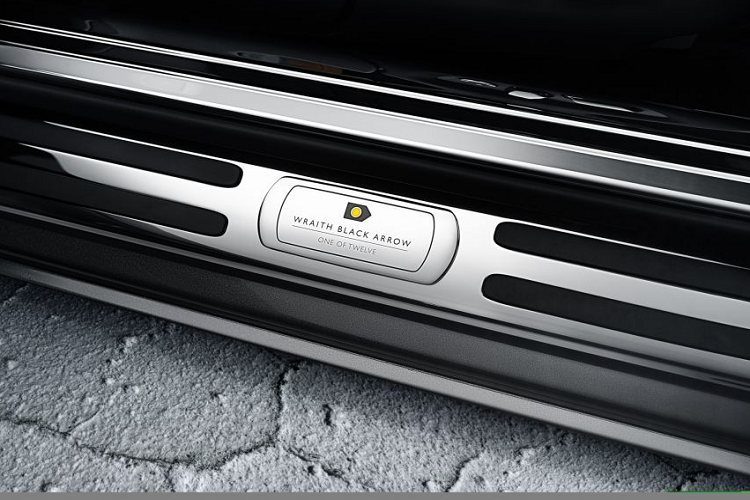 Các hoạ tiết tự nhiên trên tấm da được nhấn mạnh một cách có chủ ý để mang lại cho không gian nội thất những 'đường sinh mệnh' rõ ràng hơn, gần giống với "loại ghế lái club armchair mà George yêu thích" vào thời điểm đó. Tiếp nối truyền thống sử dụng các tông màu táo bạo của dòng xe Black Badge, màu Vàng Sáng được lựa chọn cho tấm da bọc ghế trước.