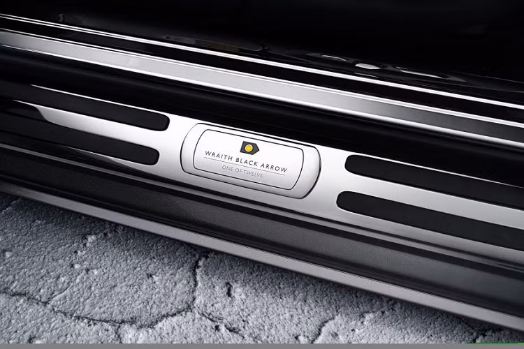 Các hoạ tiết tự nhiên trên tấm da được nhấn mạnh một cách có chủ ý để mang lại cho không gian nội thất những 'đường sinh mệnh' rõ ràng hơn, gần giống với "loại ghế lái club armchair mà George yêu thích" vào thời điểm đó. Tiếp nối truyền thống sử dụng các tông màu táo bạo của dòng xe Black Badge, màu Vàng Sáng được lựa chọn cho tấm da bọc ghế trước.