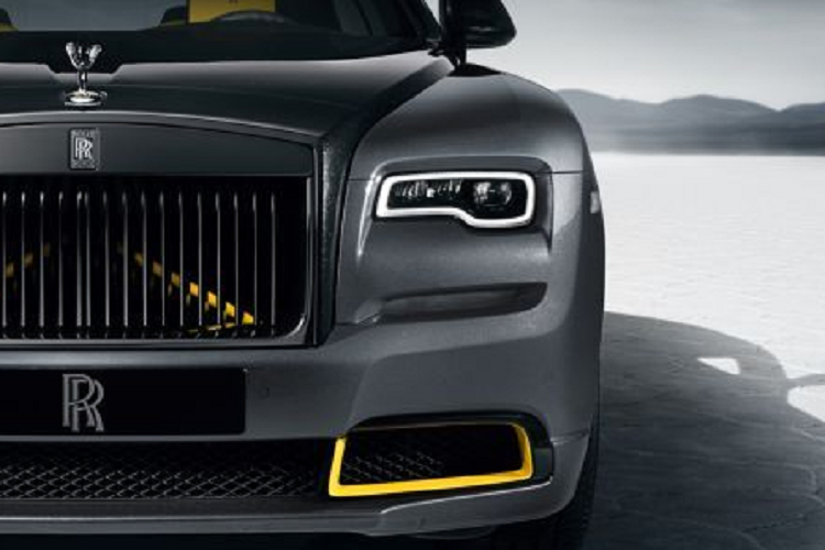 Lấy cảm hứng từ chiếc xe lập kỷ lục Thunderbolt, thật hiển nhiên khi Black Arrow cũng sở hữu một kỷ lục của riêng mình. Mang đến bầu không khí bầu trời đêm đầy ấn tượng bên trong khoang nội thất, Trần sao Starlight Headliner Bespoke của Black Badge Wraith Black Arrow được tạo bởi 2.117 'ngôi sao' làm từ sợi quang - một con số chưa từng có trên một chiếc xe động cơ Rolls-Royce.