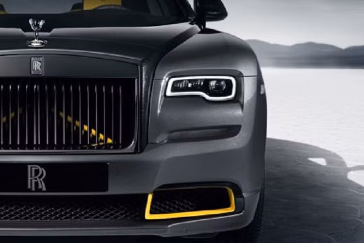 Lấy cảm hứng từ chiếc xe lập kỷ lục Thunderbolt, thật hiển nhiên khi Black Arrow cũng sở hữu một kỷ lục của riêng mình. Mang đến bầu không khí bầu trời đêm đầy ấn tượng bên trong khoang nội thất, Trần sao Starlight Headliner Bespoke của Black Badge Wraith Black Arrow được tạo bởi 2.117 'ngôi sao' làm từ sợi quang - một con số chưa từng có trên một chiếc xe động cơ Rolls-Royce.