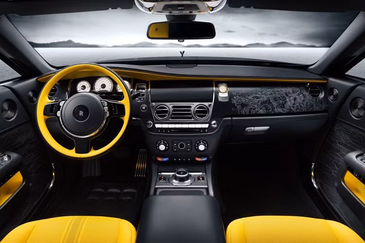 Các nỗ lực lập kỷ lục của Thunderbolt đã diễn ra trên trên "thánh địa tốc độ" Bonneville Salt Flats huyền thoại ở Utah. Trước những ánh sáng chói lóa từ bề mặt trắng sáng chói và dưới ánh mặt trời sa mạc chói chang, những tia phản chiếu từ thân xe bằng nhôm bóng loáng khiến người ta gần như không thể biết chính xác thời điểm nó vượt qua thiết bị tính giờ.