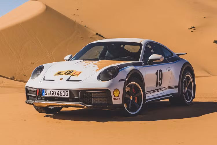 Không có sự thay đổi về hiệu suất vận hành giữa 4 phiên bản đặc biệt. Porsche 911 Dakar 2023 mới được trang bị động cơ 6 xy-lanh 3.0L, công suất 480 mã lực và mô-men xoắn 570 Nm.