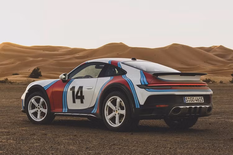 Điểm nổi bật trên 911 Dakar là khoảng sáng gầm cao hơn 50 mm so với dòng 911 Carrera trang bị hệ thống treo thể thao và được bổ sung 2 chế độ lái mới: Rallye và Offroad.