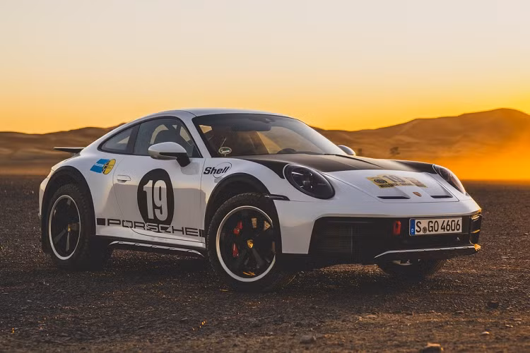 Porsche 911 Dakar có mức giá khởi điểm khoảng 230.000 USD và chỉ sản xuất giới hạn 2.500 chiếc toàn thế giới. Tại Việt Nam, xe được bán với giá khởi điểm 15,29 tỷ đồng.