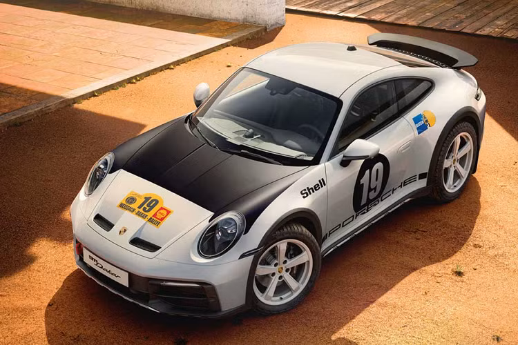 Tùy chọn "Rallye 1971" mô phỏng theo chiếc Porsche 911 S tham gia giải đua East African Safari Rally tại Kenya. Chiếc xe mang số đeo 19 màu trắng trên vòng tròn nền đen.