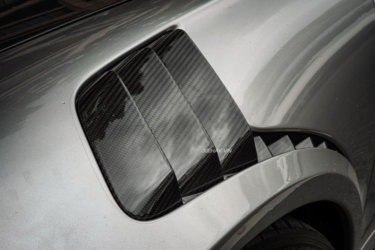 Ở bên hông, 911 GT2 RS đều được sử dụng các vật liệu nhựa gia cố sợi carbon CFR. Đồng thời, hệ thống ống xả titanium giúp giảm trọng lượng. Hệ thống khung gầm trên xe được gia cố lại, hệ thống treo thể thao kết hợp hệ thống lái sử dụng cầu sau tiên tiến. Hệ thống kiểm soát độ ổn định thân xe Porsche Stability Management được tinh chỉnh đặc biệt sao cho phù hợp nhất với chế độ Sport nhằm tối ưu hóa cảm giác lái.