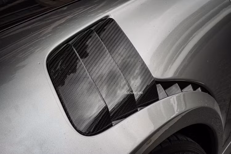 Ở bên hông, 911 GT2 RS đều được sử dụng các vật liệu nhựa gia cố sợi carbon CFR. Đồng thời, hệ thống ống xả titanium giúp giảm trọng lượng. Hệ thống khung gầm trên xe được gia cố lại, hệ thống treo thể thao kết hợp hệ thống lái sử dụng cầu sau tiên tiến. Hệ thống kiểm soát độ ổn định thân xe Porsche Stability Management được tinh chỉnh đặc biệt sao cho phù hợp nhất với chế độ Sport nhằm tối ưu hóa cảm giác lái.