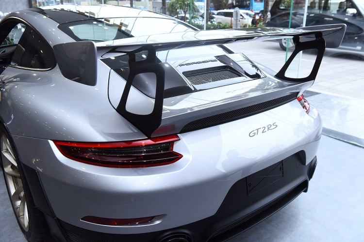 Ở phía sau, Porsche 911 GT2 RS nổi bật với cánh gió carbon to bản, giúp xe ổn định khi di chuyển ở tốc độ cao, đi kẻm một cánh gió khác dạng ducktail được vuốt theo thân xe. Đèn hậu được tích hợp công nghệ LED 4 điểm hiện đại. Cung cấp sức mạnh cho chiếc siêu xe này là khối động cơ 6 xy-lanh thẳng hàng, dung tích 3.8L sản sinh công suất lên đến 700 mã lực và mô-men xoắn cực đại đạt 750 Nm.