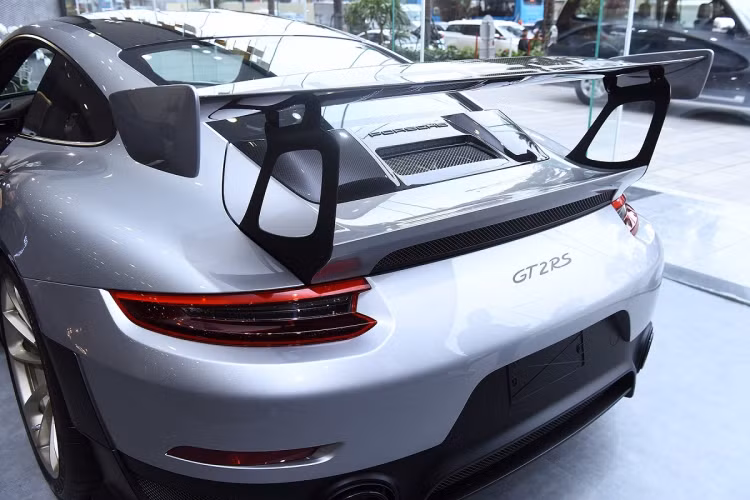 Ở phía sau, Porsche 911 GT2 RS nổi bật với cánh gió carbon to bản, giúp xe ổn định khi di chuyển ở tốc độ cao, đi kẻm một cánh gió khác dạng ducktail được vuốt theo thân xe. Đèn hậu được tích hợp công nghệ LED 4 điểm hiện đại. Cung cấp sức mạnh cho chiếc siêu xe này là khối động cơ 6 xy-lanh thẳng hàng, dung tích 3.8L sản sinh công suất lên đến 700 mã lực và mô-men xoắn cực đại đạt 750 Nm.