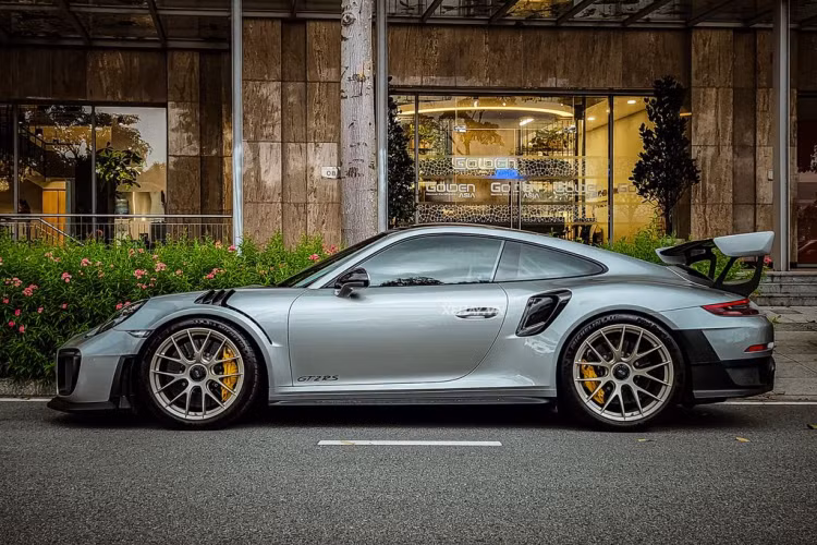 Nhằm giảm thiểu tối đa trọng lượng, những chi tiết bao gồm ốp gương chiếu hậu, hốc gió bên hông, cánh gió, ốp quạt gió và ốp khoang máy đều được làm từ sợi carbon siêu nhẹ, điều này giúp cho hiệu năng vận hành của xe được tối ưu hóa một cách đáng kể.