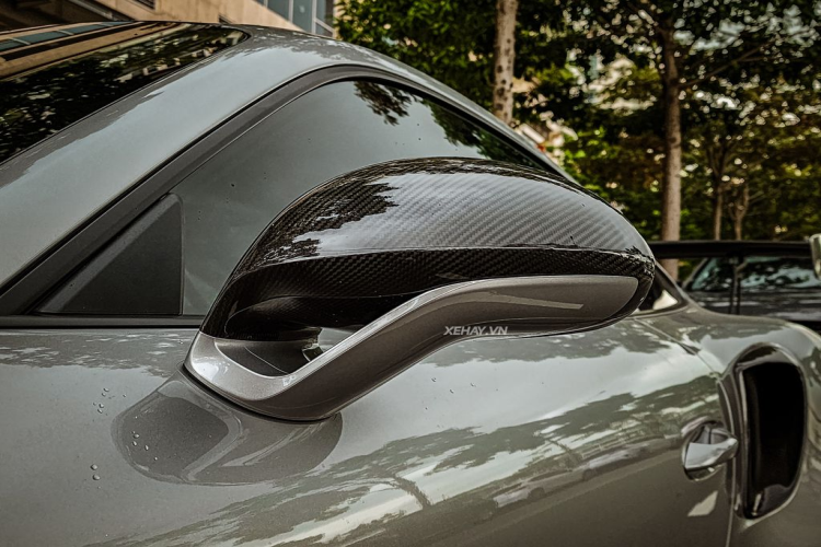 Để giảm tối đa sức cản gió cho phần đầu xe, cản trước của 911 GT2 RS được trang bị 3 hốc gió lớn, trong đó hai hốc gió ngoài cùng được tích hợp đèn xi-nhan báo rẽ. Ngoài ra, xe cũng được bổ sung thêm một líp trước có tác dụng điều hòa luồng không khí, mang đến sự ổn định cho thân xe khi vận hành ở tốc độ cao.