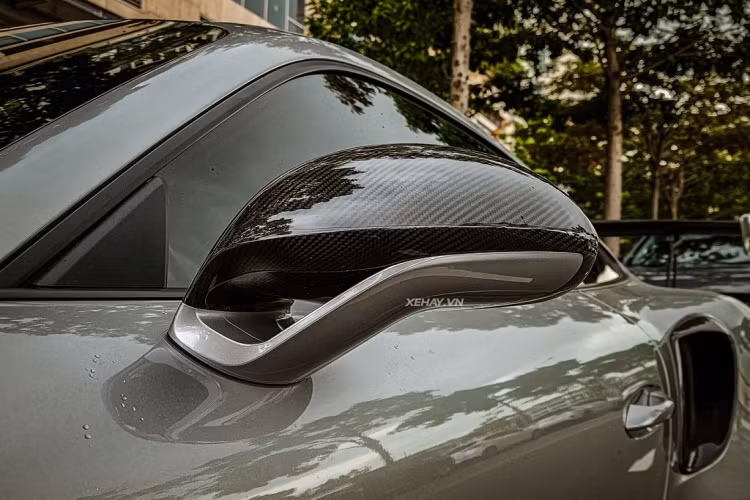 Để giảm tối đa sức cản gió cho phần đầu xe, cản trước của 911 GT2 RS được trang bị 3 hốc gió lớn, trong đó hai hốc gió ngoài cùng được tích hợp đèn xi-nhan báo rẽ. Ngoài ra, xe cũng được bổ sung thêm một líp trước có tác dụng điều hòa luồng không khí, mang đến sự ổn định cho thân xe khi vận hành ở tốc độ cao.