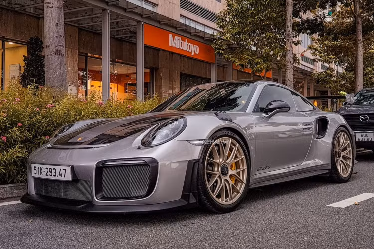 Porsche 911 GT2 RS - chiếc 911 nhanh và mạnh nhất trong lịch sử được ra mắt lần đầu vào tháng 6/2017. Tới đầu năm 2019, Việt Nam mới có chiếc Porsche 911 GT2 RS đầu tiên được đại lý chính hãng nhập về. 