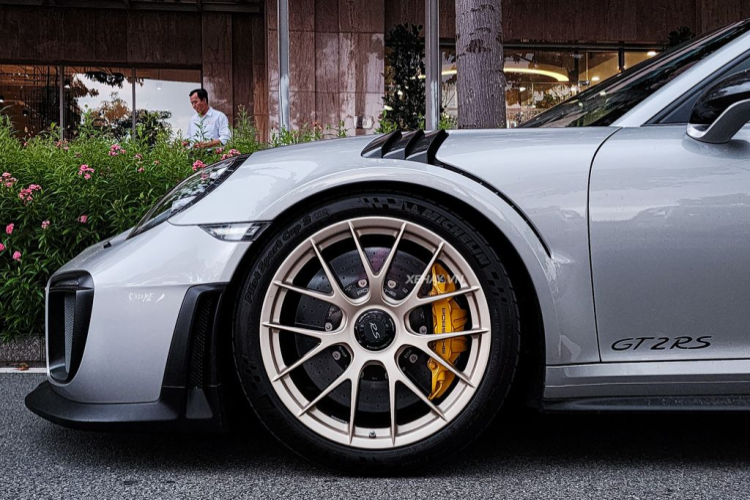 Chưa dừng lại ở đó, xe còn có bộ mâm làm từ hợp kim ma-giê kích thước 20 inch ở phía trước và 21 inch ở phía sau, đi kèm với bộ khóa trung tâm. Cùm phanh được sơn màu vàng nổi bật, 911 GT2 RS sử dụng hệ thống phanh đĩa hiệu năng cao Porsche Ceramic Composite Brake có khả năng chịu nhiệt tốt khi vận hành ở tốc độ cao, đi cùng với đó là bộ khóa tâm bánh xe tương tự những chiếc xe đua...