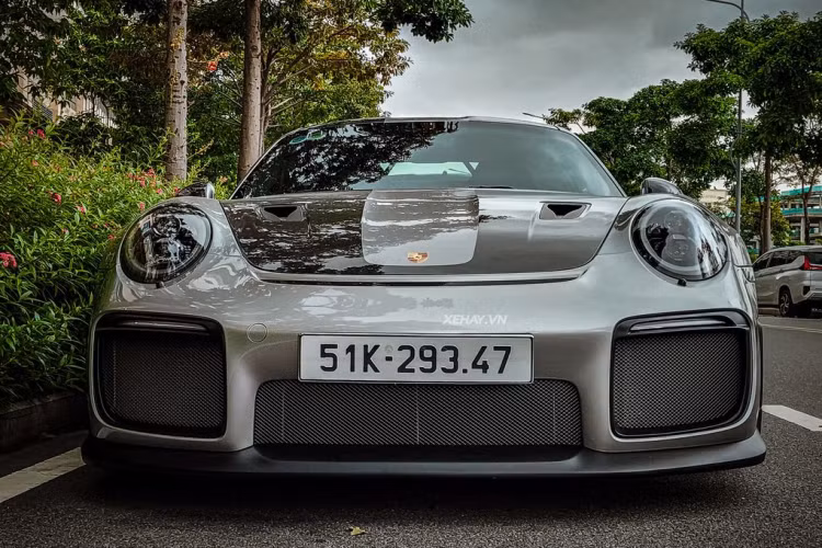 Hiện số lượng xe Porsche 911 GT2 RS tại Việt Nam được cho là có 4 chiếc, bao gồm 3 chiếc được phân phối chính hãng với giá từ 20 tỷ đồng, chưa bao gồm các tuỳ chọn cũng như chi phí lăn bánh. Chiếc màu xám trong bài có nhiều nét khá giống với chiếc 911 GT2 RS của chủ tịch Tập đoàn cafe Trung Nguyên.
