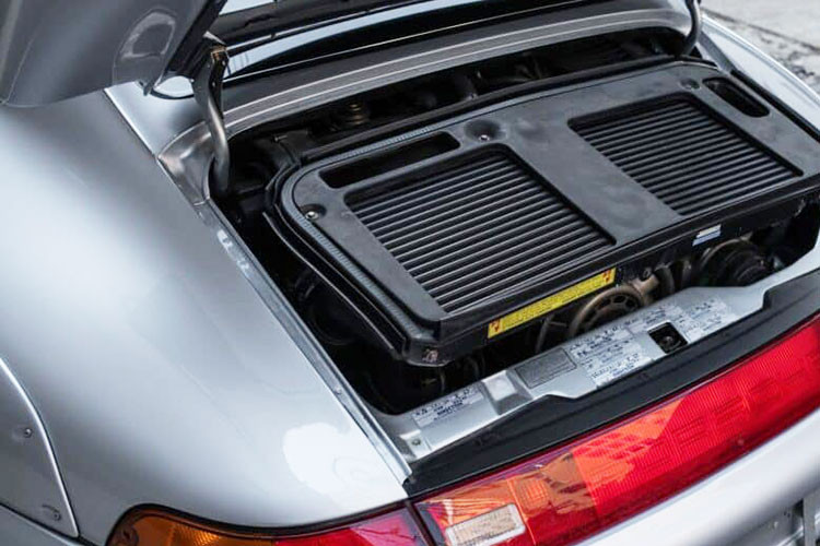 993 GT2 nổi bật với thiết kế thể thao, nhưng vẫn pha chút cổ điển. Siêu xe có phần vòm bánh xe phía sau bo tròn mở rộng, kết hợp với các cửa kính và phần đuôi tệp vào thân xe thuôn mượt. Đèn pha hình bầu dục cũng được đặt ẩn vào thân xe thay vì là chóa tròn vuông góc với mặt đất.