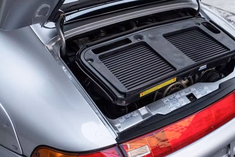 993 GT2 nổi bật với thiết kế thể thao, nhưng vẫn pha chút cổ điển. Siêu xe có phần vòm bánh xe phía sau bo tròn mở rộng, kết hợp với các cửa kính và phần đuôi tệp vào thân xe thuôn mượt. Đèn pha hình bầu dục cũng được đặt ẩn vào thân xe thay vì là chóa tròn vuông góc với mặt đất.