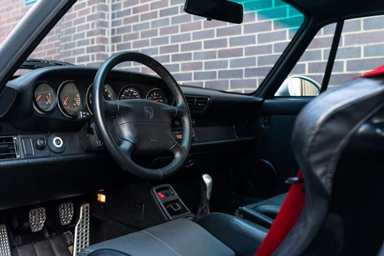 Do vốn xuất thân là một chiếc xe đua nên 993 GT2 gần như không có khoang hành lý ở trước mũi xe, không gian bên dưới khoang này chỉ đủ để chứa một chiếc túi du lịch cùng bộ dụng cụ sửa chữa đi kèm. Dưới nắp ca-pô của xe là vị trí đặt bình nhiên liệu cực lớn, ắc quy và một số hệ thống điện khác.