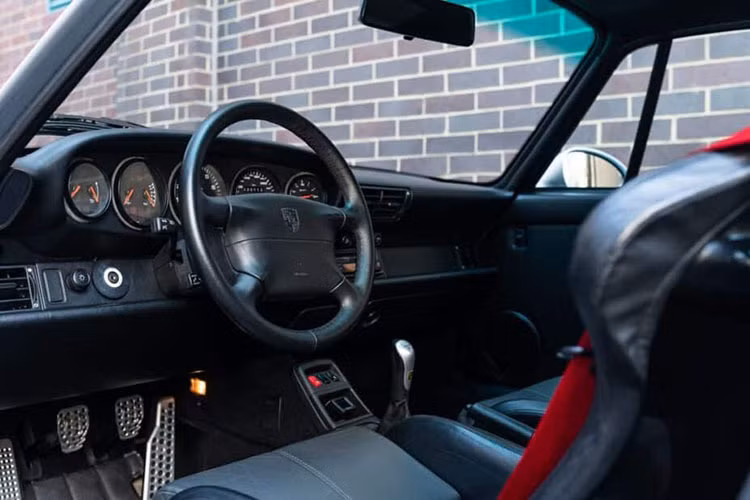 Do vốn xuất thân là một chiếc xe đua nên 993 GT2 gần như không có khoang hành lý ở trước mũi xe, không gian bên dưới khoang này chỉ đủ để chứa một chiếc túi du lịch cùng bộ dụng cụ sửa chữa đi kèm. Dưới nắp ca-pô của xe là vị trí đặt bình nhiên liệu cực lớn, ắc quy và một số hệ thống điện khác.