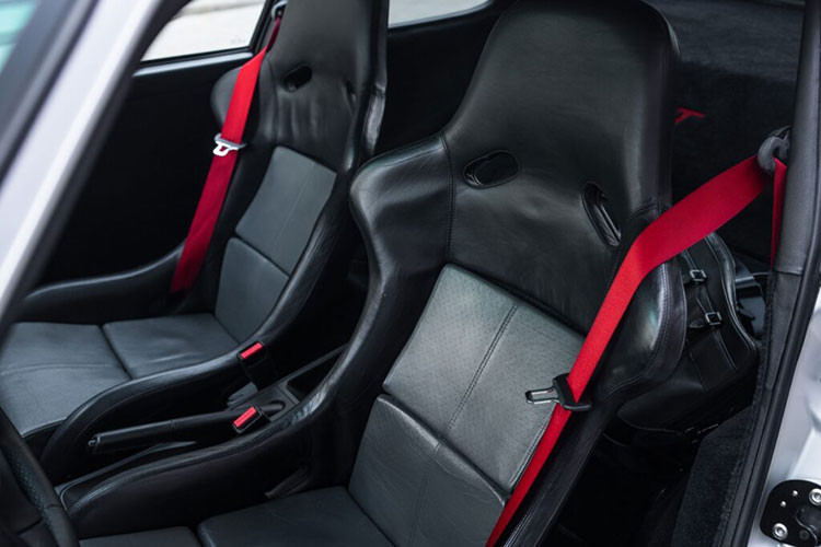 Nằm ở phía sau của 993 GT2 là khối động cơ 6 xi-lanh nằm ngang 3.6l tăng áp kép, đạt công suất tối đa lên tới 444 mã lực tại 6.000 vòng/phút, mô-men xoắn 586 Nm tại 3.500 vòng/phút.