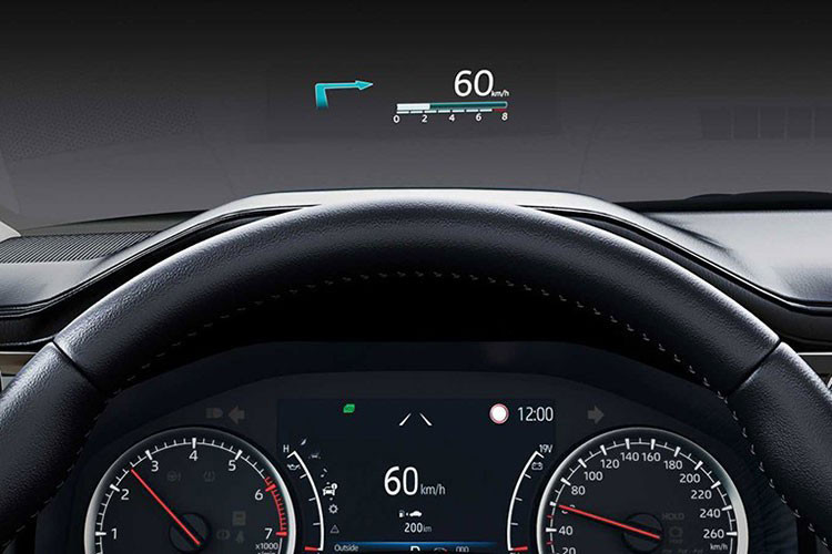 Trang bị hộp số là loại tự động 10 cấp hoàn toàn mới. Ngoài ra, Toyota Land Cruiser 2023 tại Việt Nam còn có những trang bị đáng chú ý như đèn pha LED, bảng đồng hồ kết hợp analogue với màn hình đa thông tin 7 inch, màn hình cảm ứng trung tâm 12,3 inch, sưởi vô lăng.