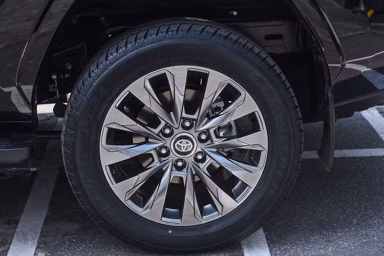 Tuy nhiên, đã có thời điểm mà khách hàng muốn nhận xe sớm phải trả "tiền lạc" kỷ lục lên đến 1,3 tỷ đồng, đủ để mua thêm một chiếc Toyota Camry mới. Do đó, không ngoa khi gọi Toyota Land Cruiser LC300 là "vua lạc" tại thị trường Việt Nam.