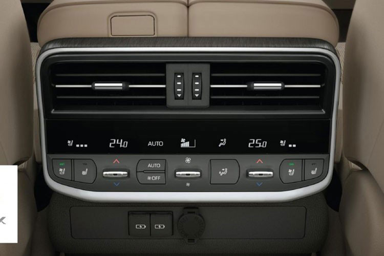 Dàn âm thanh JBL 14 loa, cửa sổ trời, gương chiếu hậu chống chói tự động tràn viền, phanh đỗ xe điện tử, ghế lái chỉnh điện 10 hướng, ghế phụ chỉnh điện 8 hướng, cốp đóng/mở điện tích hợp “đá cốp” rảnh tay và hệ thống chống ồn chủ động.