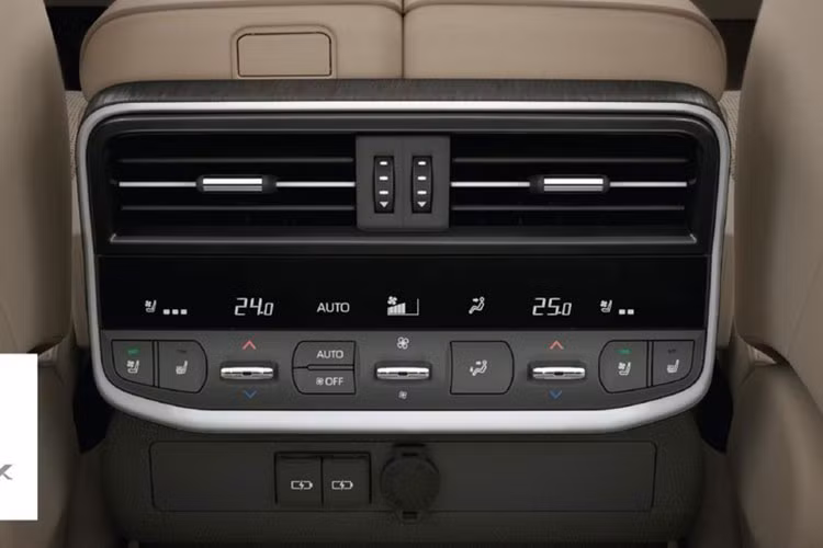 Dàn âm thanh JBL 14 loa, cửa sổ trời, gương chiếu hậu chống chói tự động tràn viền, phanh đỗ xe điện tử, ghế lái chỉnh điện 10 hướng, ghế phụ chỉnh điện 8 hướng, cốp đóng/mở điện tích hợp “đá cốp” rảnh tay và hệ thống chống ồn chủ động.