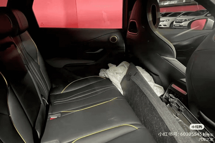 Với chiều dài cơ sở khá lớn, BYD Destroyer 05 mang đến không gian nội thất rộng rãi cho hành khách. Nội thất của xe được bọc da phối màu tương phản đồng thời có những điểm nhấn như viền ghế, viền cửa gió điều hòa hay chỉ khâu trên bệ tì tay trung tâm và tapi cửa.