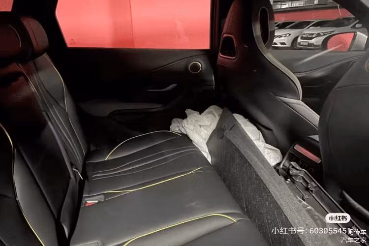 Với chiều dài cơ sở khá lớn, BYD Destroyer 05 mang đến không gian nội thất rộng rãi cho hành khách. Nội thất của xe được bọc da phối màu tương phản đồng thời có những điểm nhấn như viền ghế, viền cửa gió điều hòa hay chỉ khâu trên bệ tì tay trung tâm và tapi cửa.